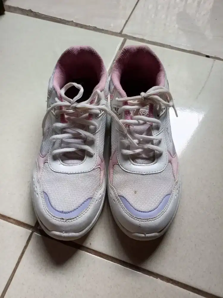 dijual sepatu sport wanita
