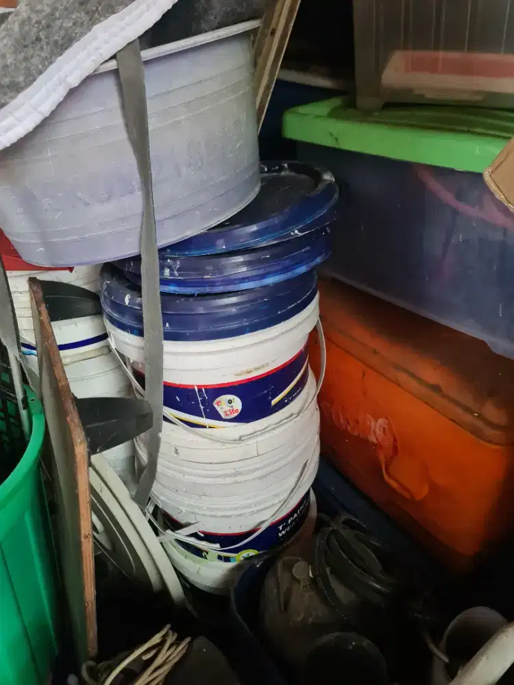 Plastik ember bekas cat