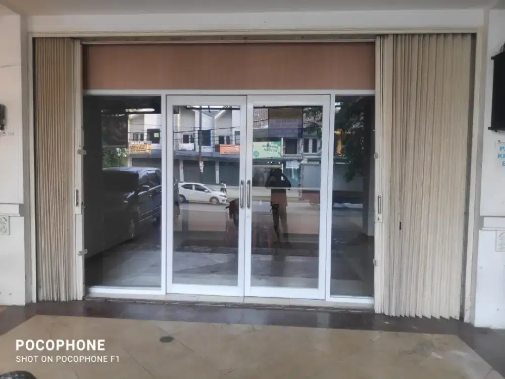 Disewakan ruko 3 lantai di harapan indah Bekasi ( Andre )