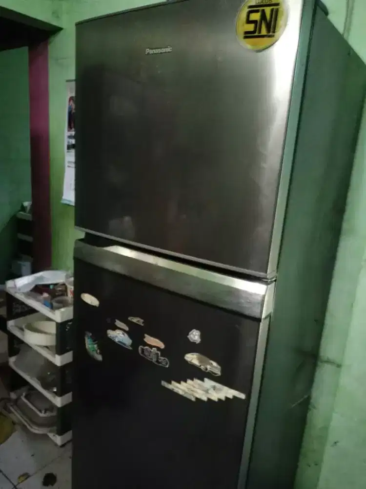 Kulkas 2 pintu merk panasonic minus pemakaian aja selebihnya no minus