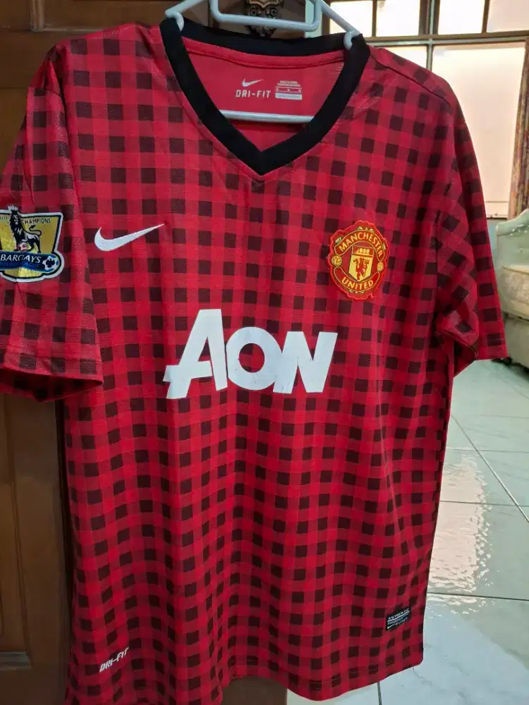 Baju bola kotak-kotak