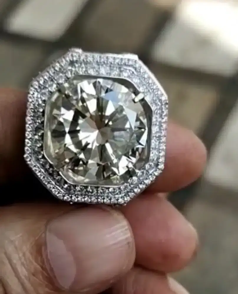 Dijual cincin emas dgn mata batu berlian 11.87 crat ada memo AGL