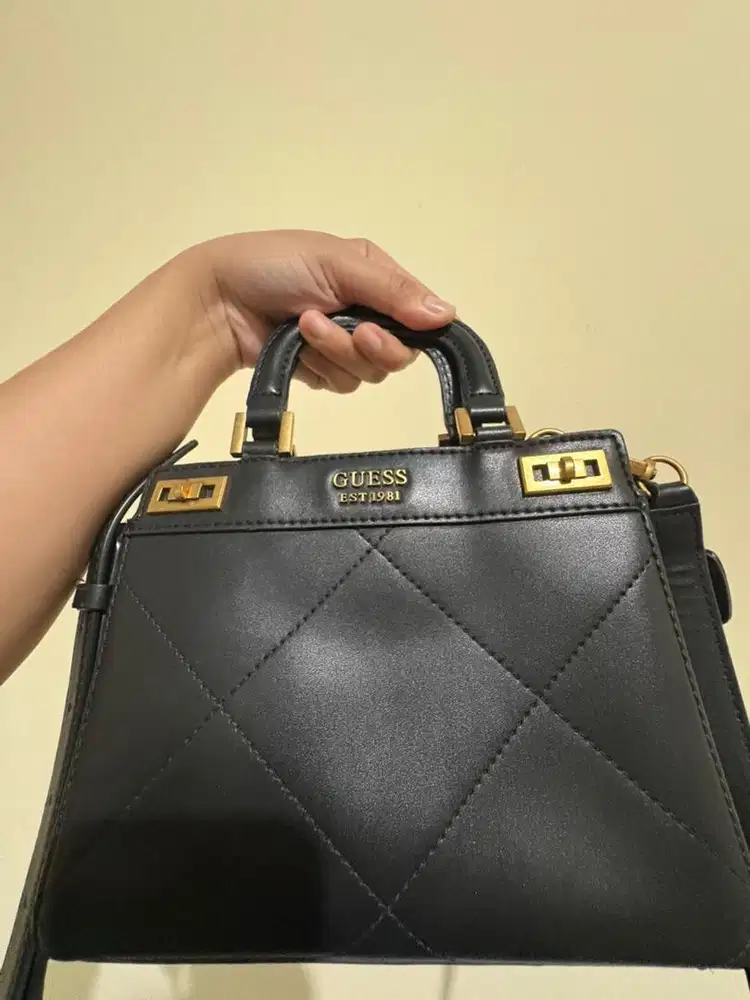 Tas guess hitam