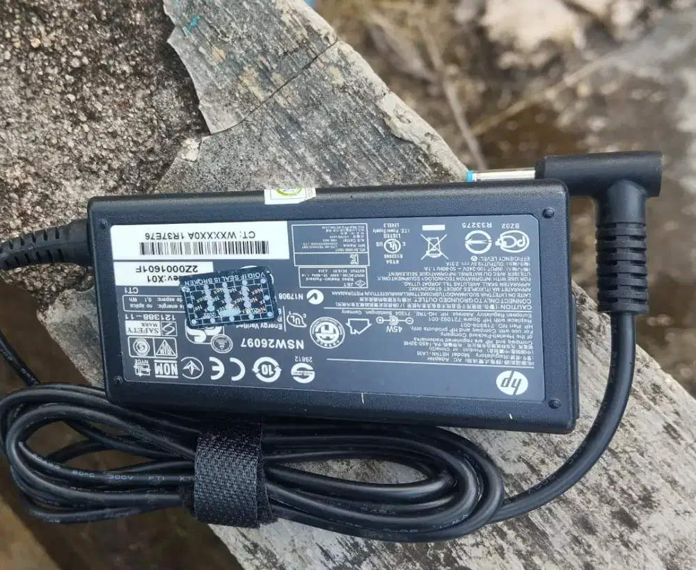 Adaptor laptop masih baru