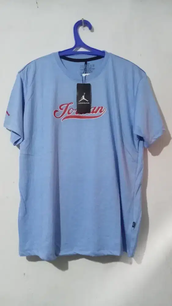 Baju T-shirt biru langit