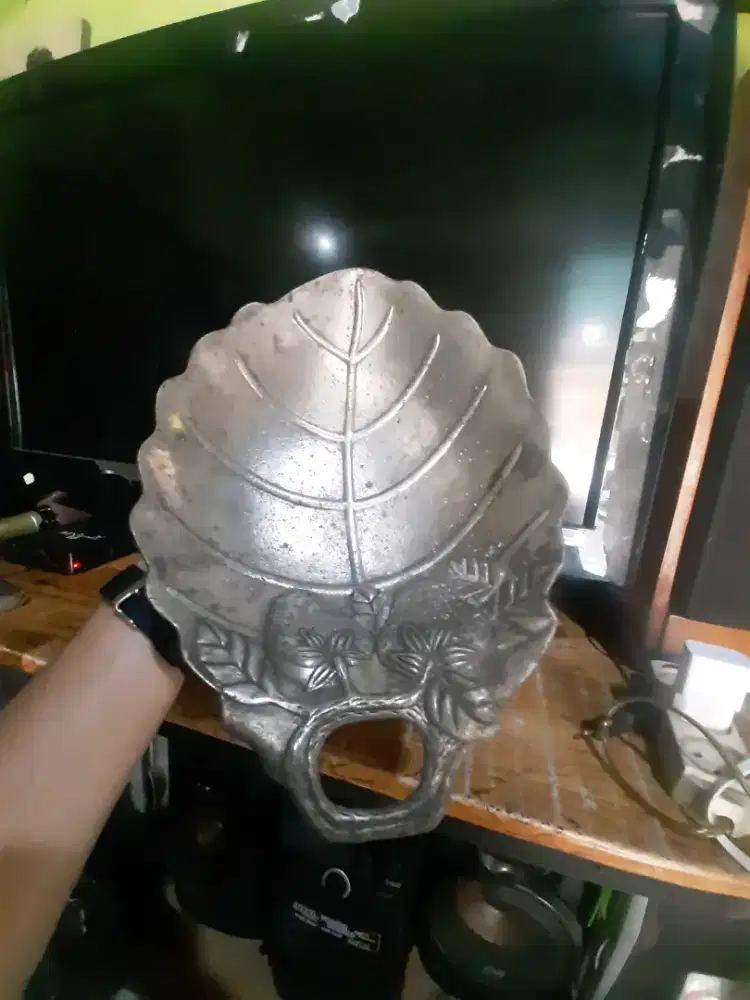 Tempat buah kuningan motif timbul