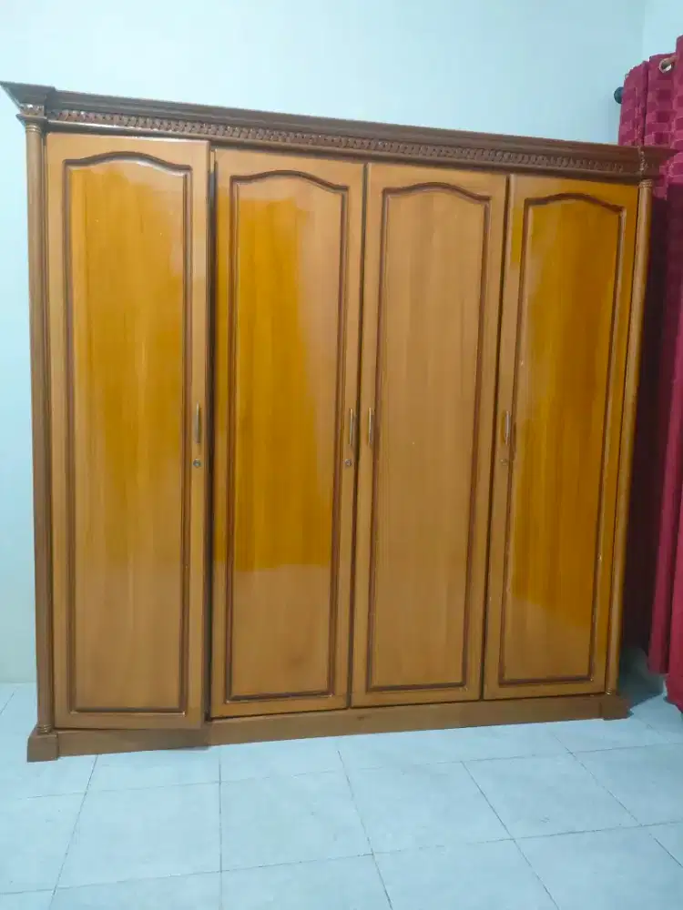 LEMARI 4 PINTU BESAR JUAL CEPAT
