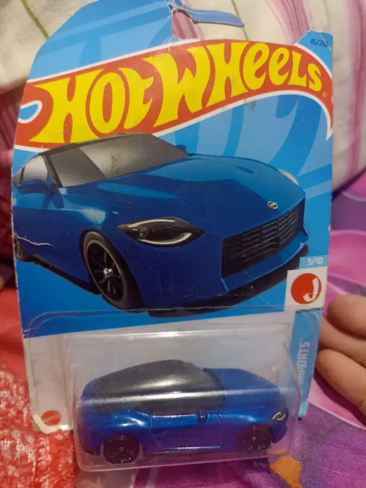 Hot Wheels 2023 Nissan Z berwarna biru. 