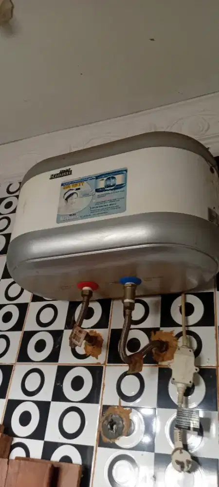 Water heater atau pemanas dan pendingin air mandi