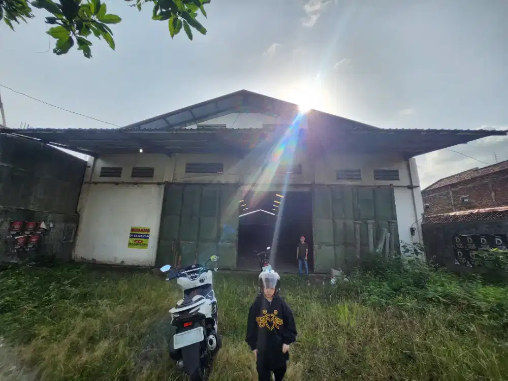 Gudang Luas dan Kokoh Pinggir Jalan Raya Punya Dokter