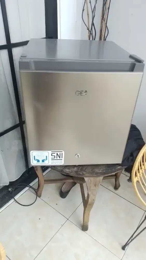 Kulkas mini bar merk Gea