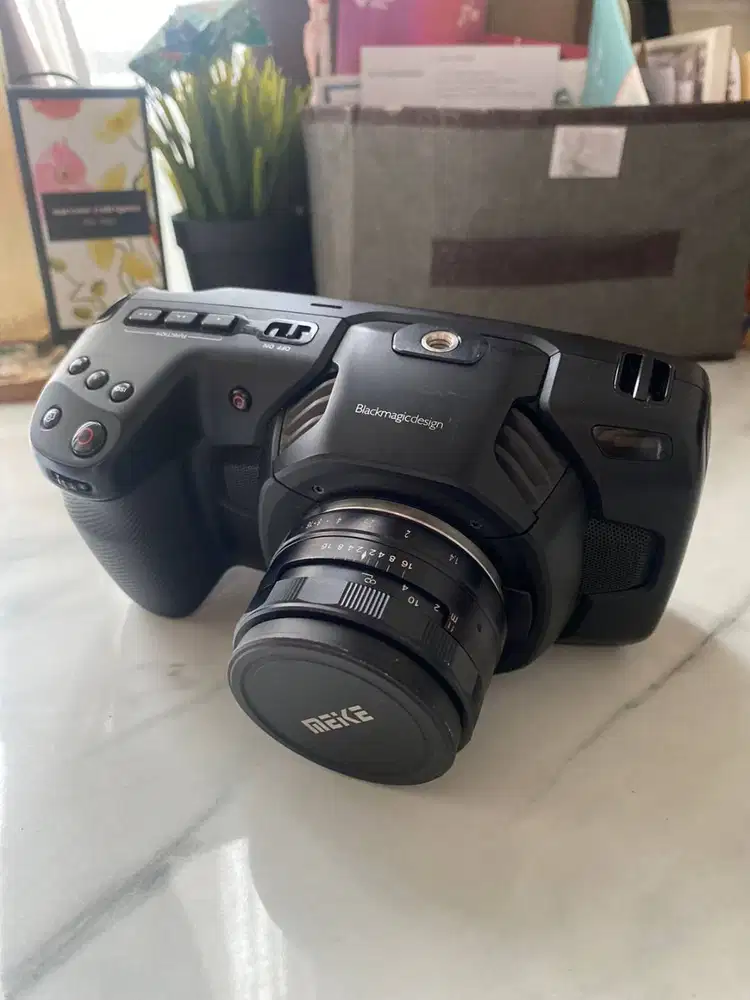 Blackmagic BMPCC 4K Body + Lensa 35mm Meike