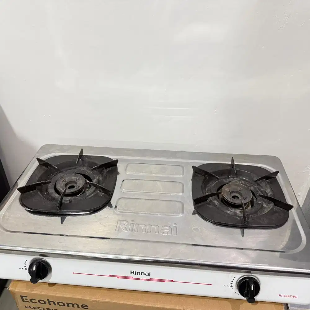 Ada kompor, tatakan panci, rak aluminium dan tatakan dapur