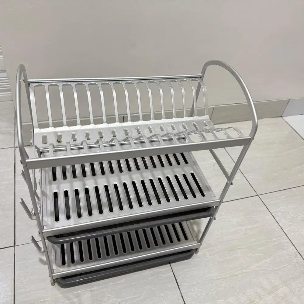 Ada kompor, tatakan panci, rak aluminium dan tatakan dapur