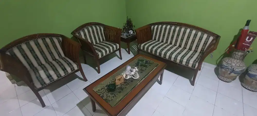 Dijual 1 Set Meja & Kursi