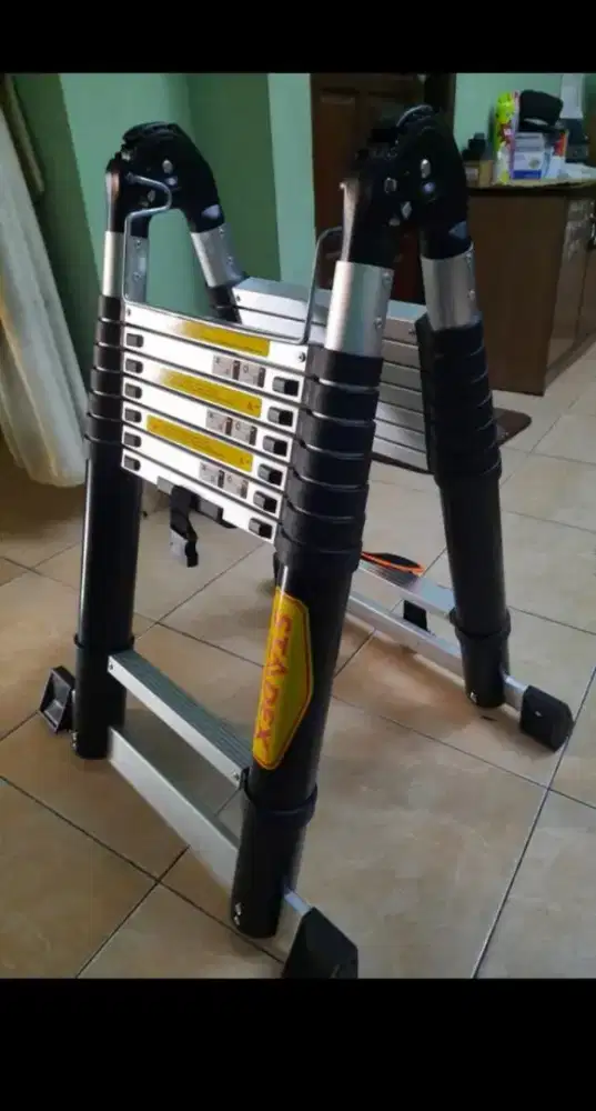 Tangga teleskopik dobel lipat A