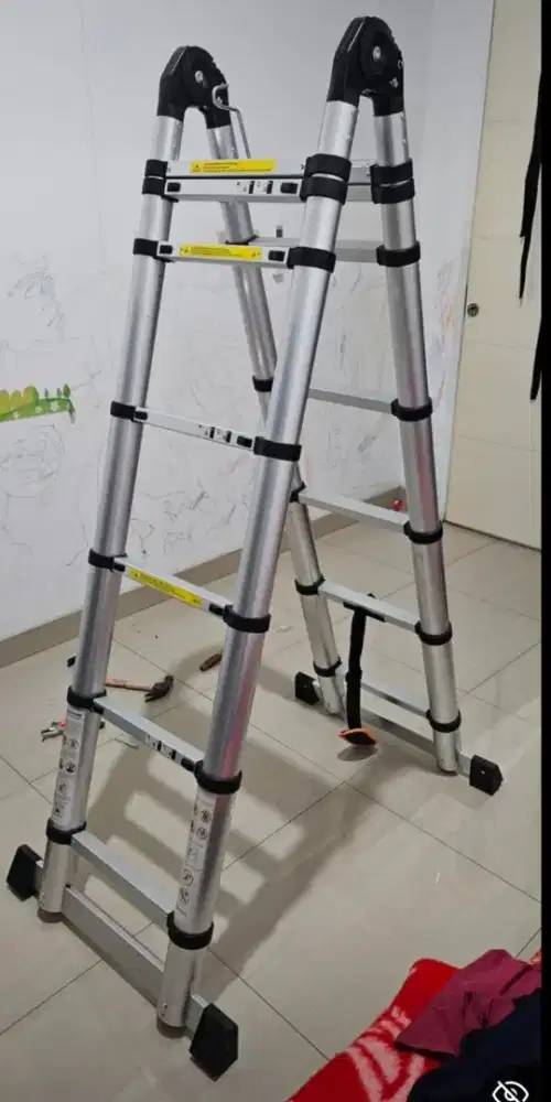 Tangga teleskopik dobel lipat A