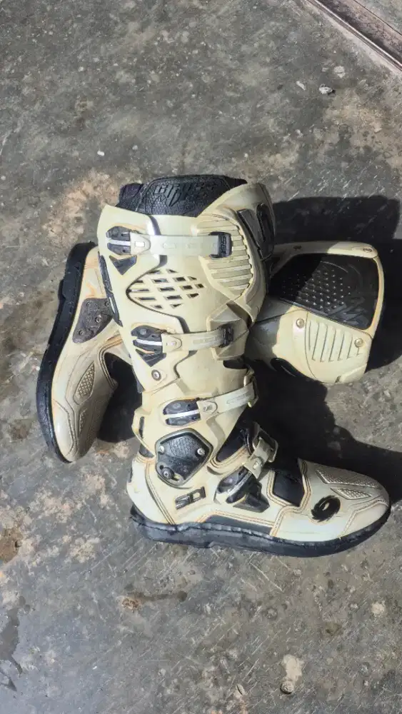 Sepatu motocros sidi uk 43 mulus ga ada robek/retak lecet pemakaian