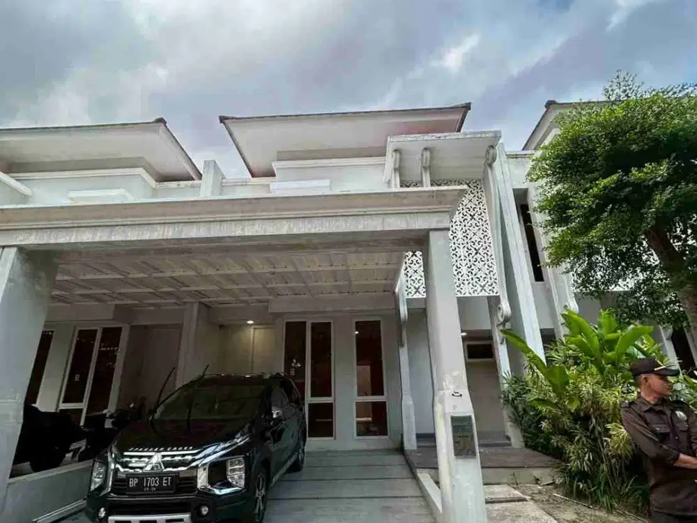 DISEWAKAN RUMAH 2 LANTAI 
