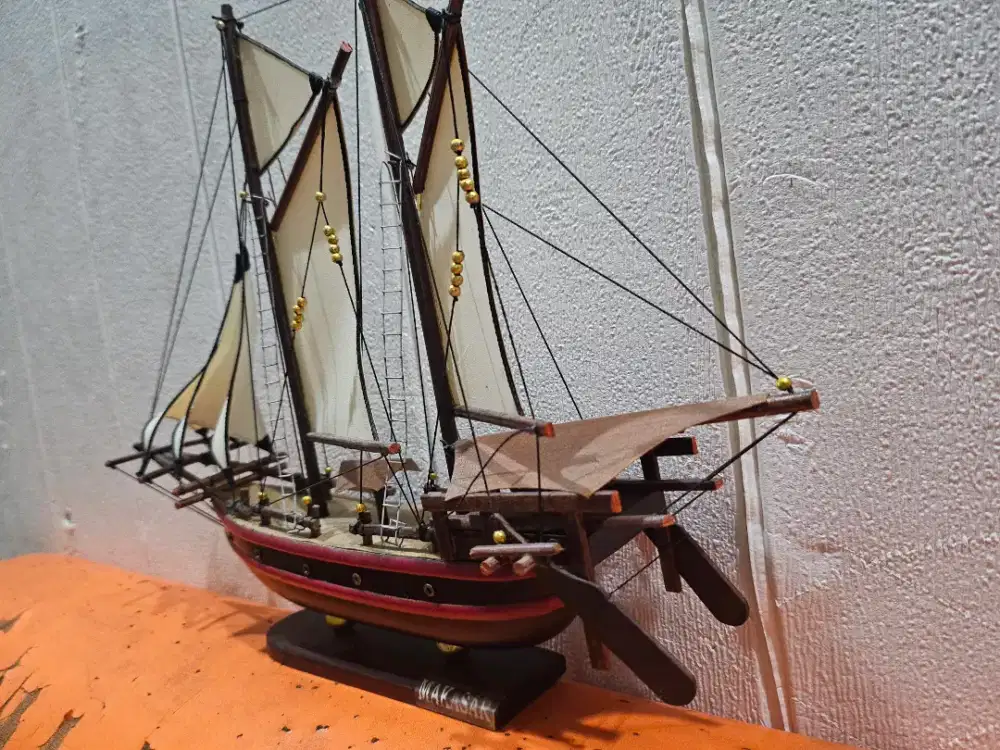 Miniatur kapal laut Antik