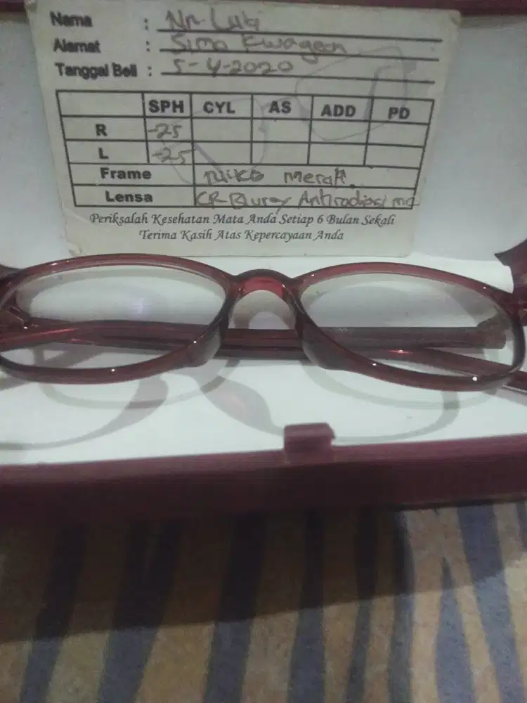 Kacamata merah merk nike