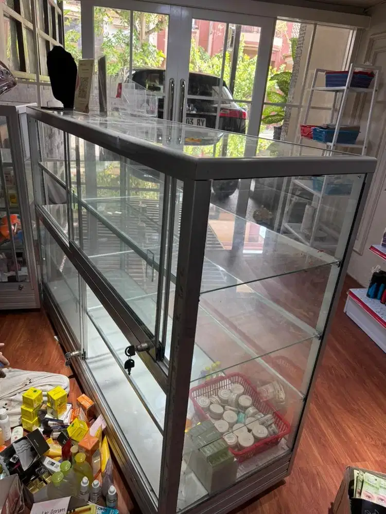 Etalase Kaca Bekas Kondisi Masih Bagus – Siap Pakai ukuran 1,5meter