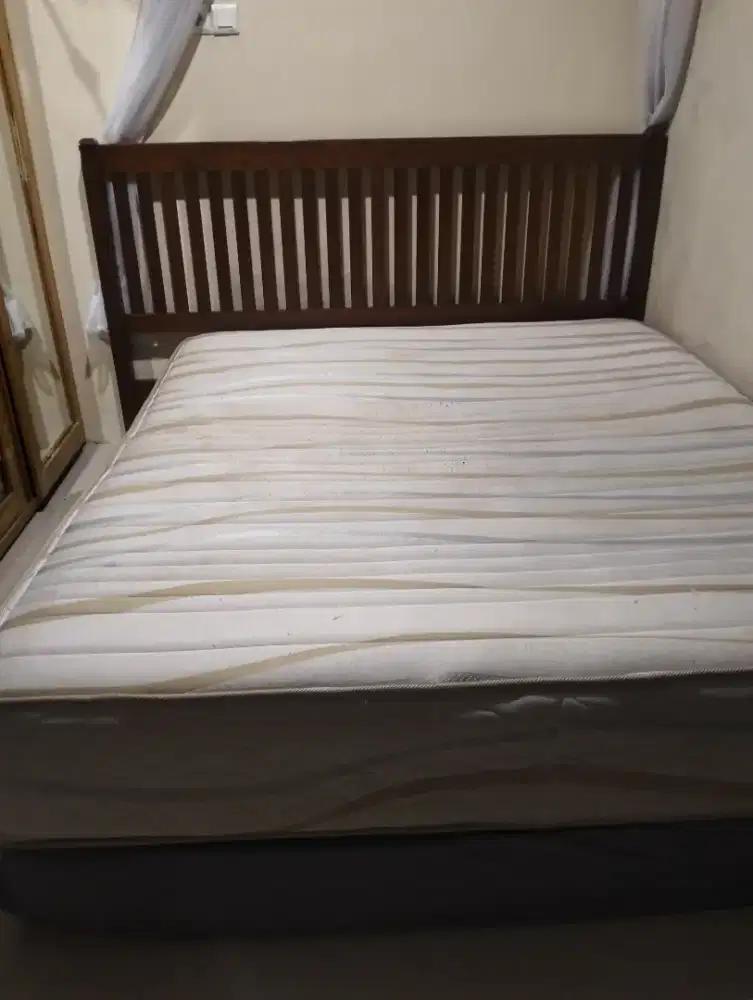 Kasur spring bed masih dalam kondisi bagus dan empuk cuma   160x200