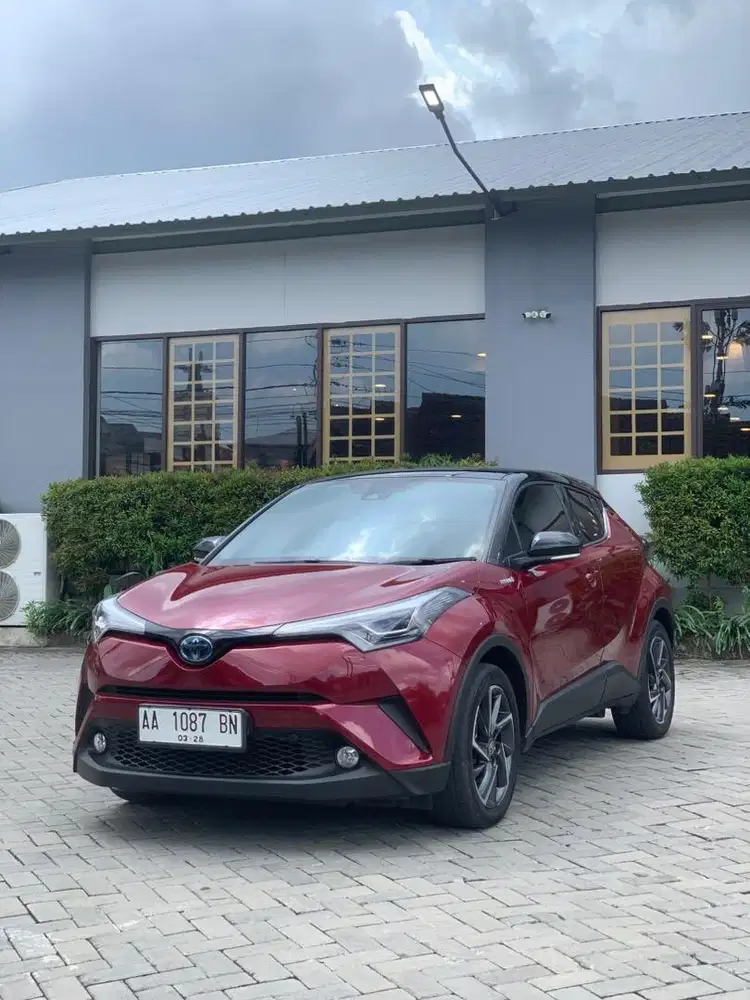 Toyota CHR HV hybrid 1.8 2023 two tone at matic hrv omoda yaris cross