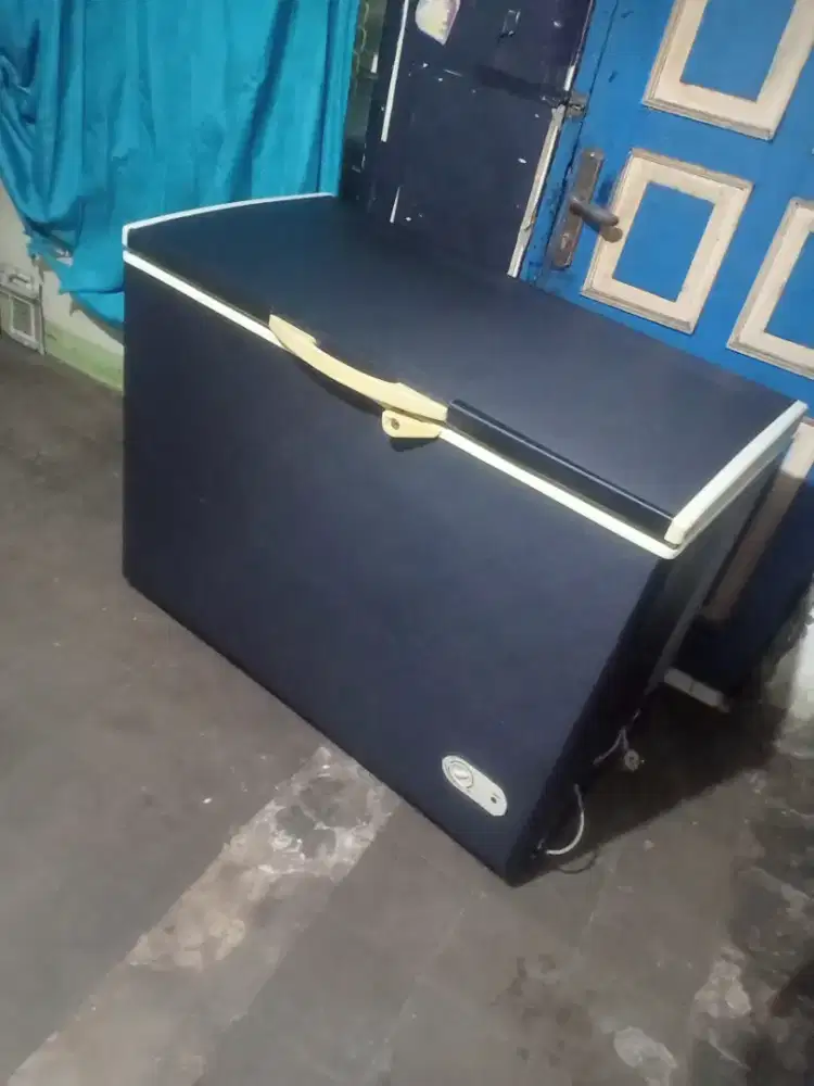Jual frizer BOK merk Sharp kapasitas 300 liter dingin beku normal