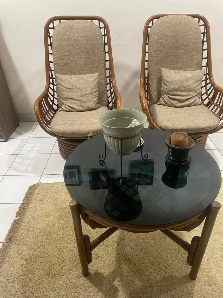 Dijual 2 kursi goyang rotan lama dan 1 meja bukat rotan pake kaca rayb