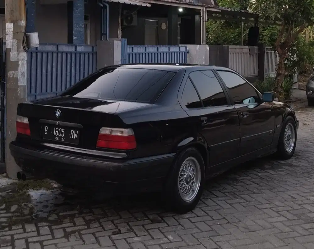 BMW 318i 1996 Bensin
