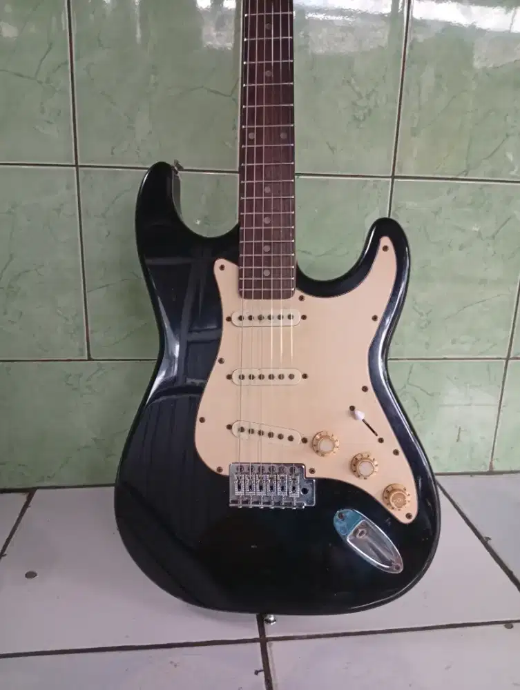 Gitar Stratocaster ori siap pakai