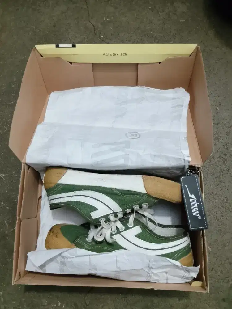 Sepatu Sneakers Johnson