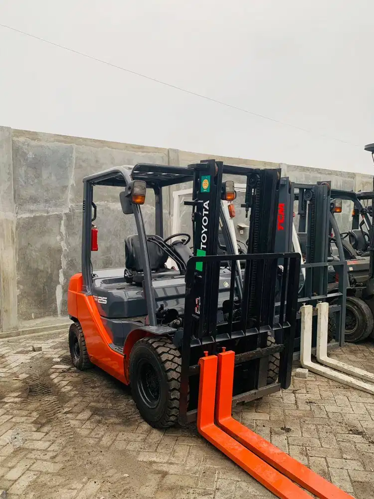 TOYOTA 2,5 TON MAST STD TAHUN MUDA BERGARANSI MESIN