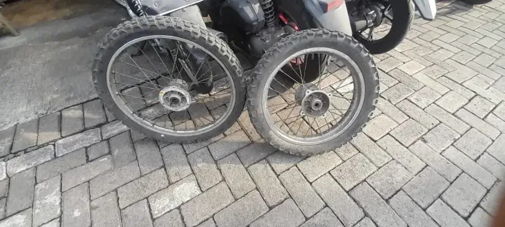 Jual Peleg + ban motor Tril