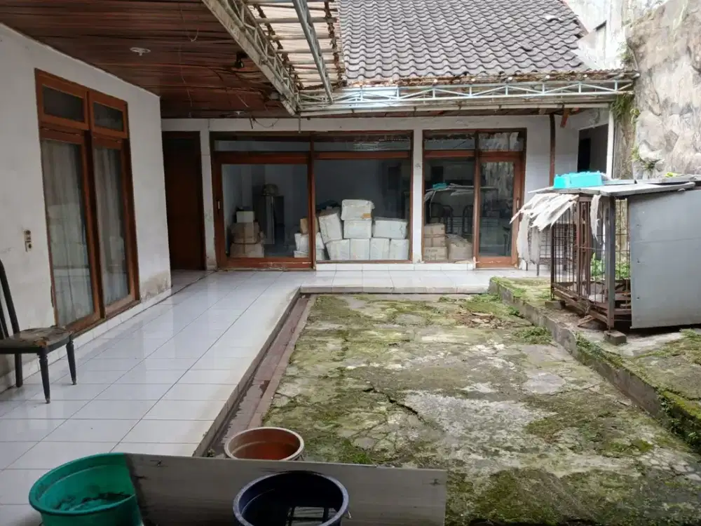 Rumah strategis perlu renovasi nyaman layout bagus di Taman Sakura, Bandung