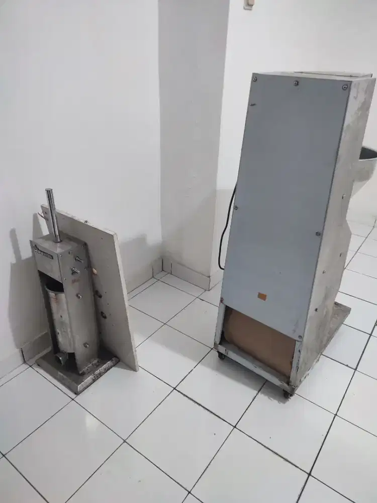 Mesin penggiling daging dan pencetak baso