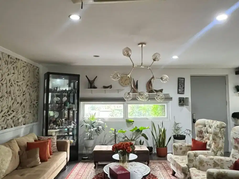 Dijual Rumah Posisi Hoek di Ozone Residence 3+1 Br Luas 350 M2 - Siap Huni & Lokasi Strategis, Pesanggrahan Jakarta Selatan