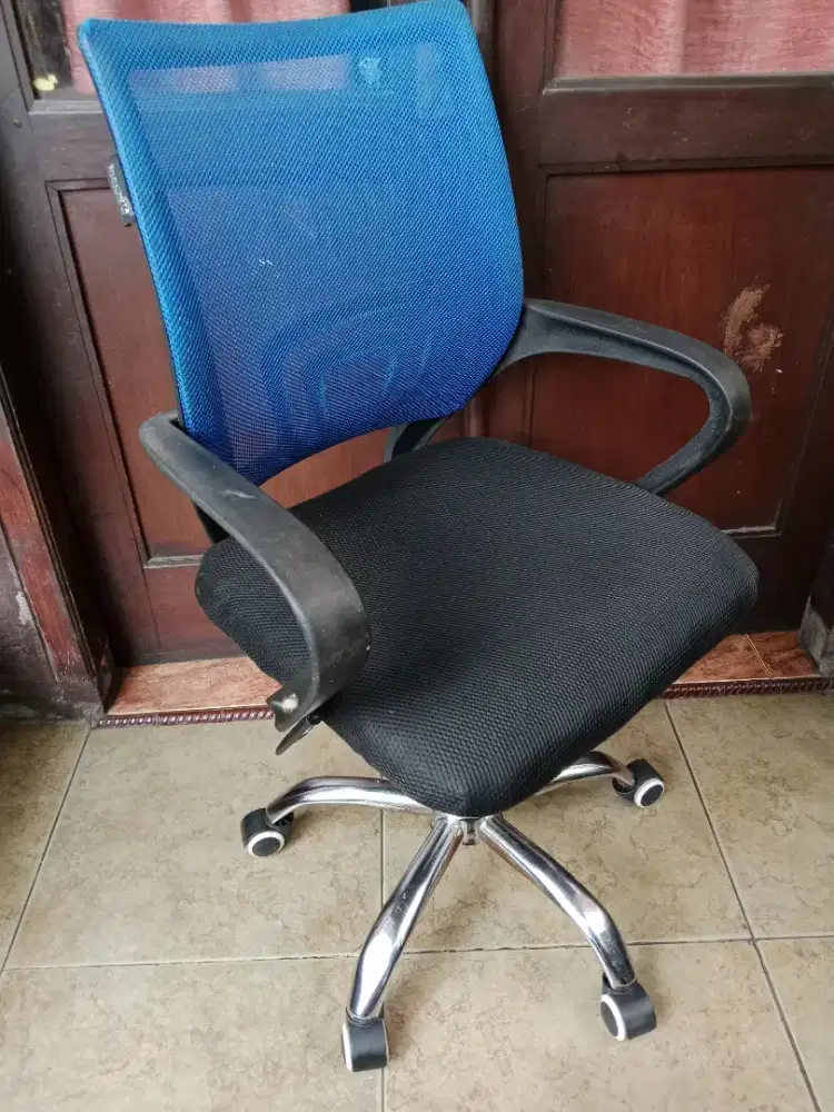 Kursi putar warna biru hitam