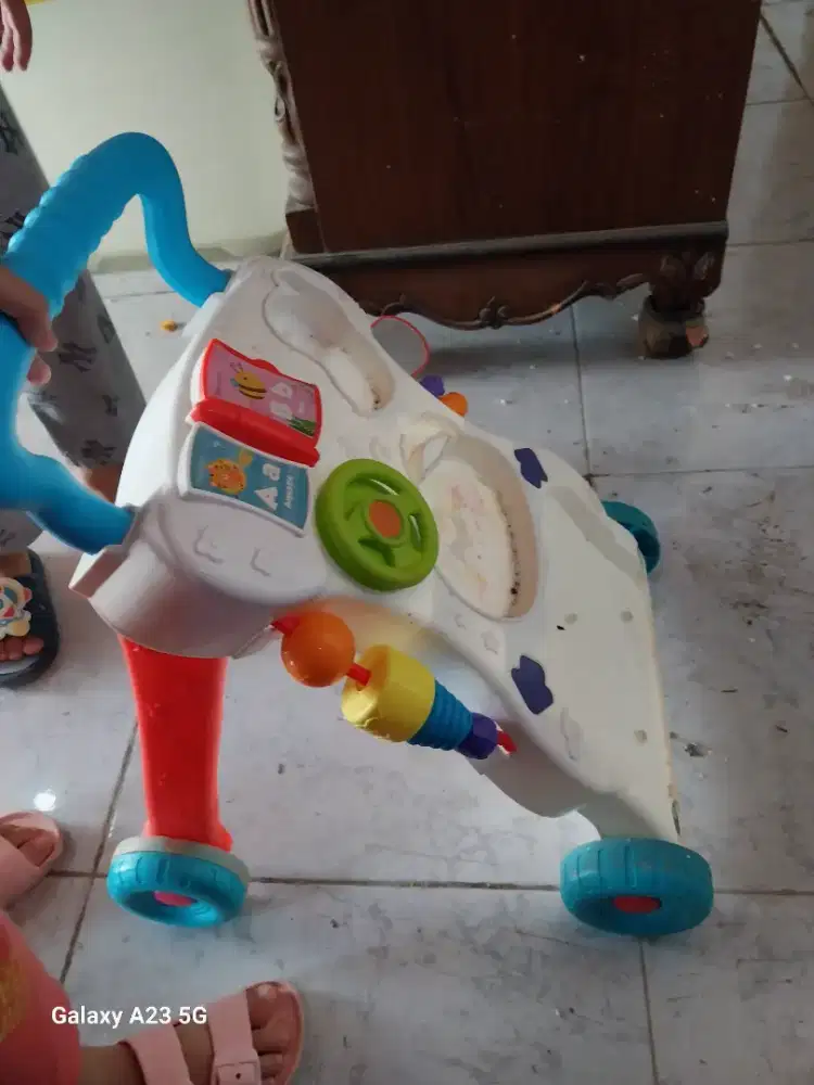 Alat bantu jalan bayi