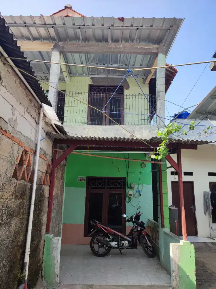 Dikontrakan Rumah 2 Lantai di dekat Alfamidi Sunan Giri