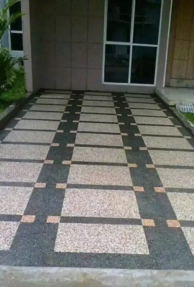 Batusikat lantai bermotif