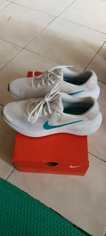 Sepatu Nike Revolution 7