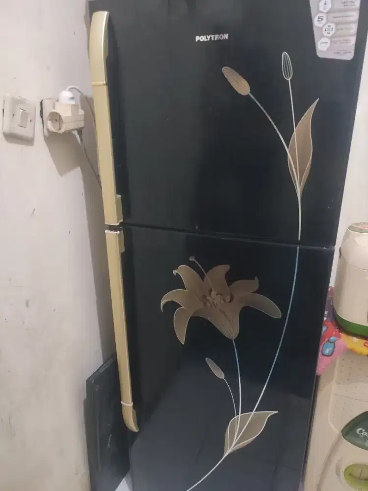 di jual kulkas Polytron 2 pintu, masih norma. cakep