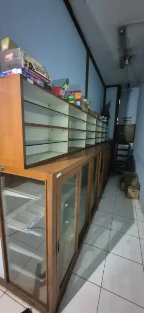 Etalase display toko apotek lemari kayu jati