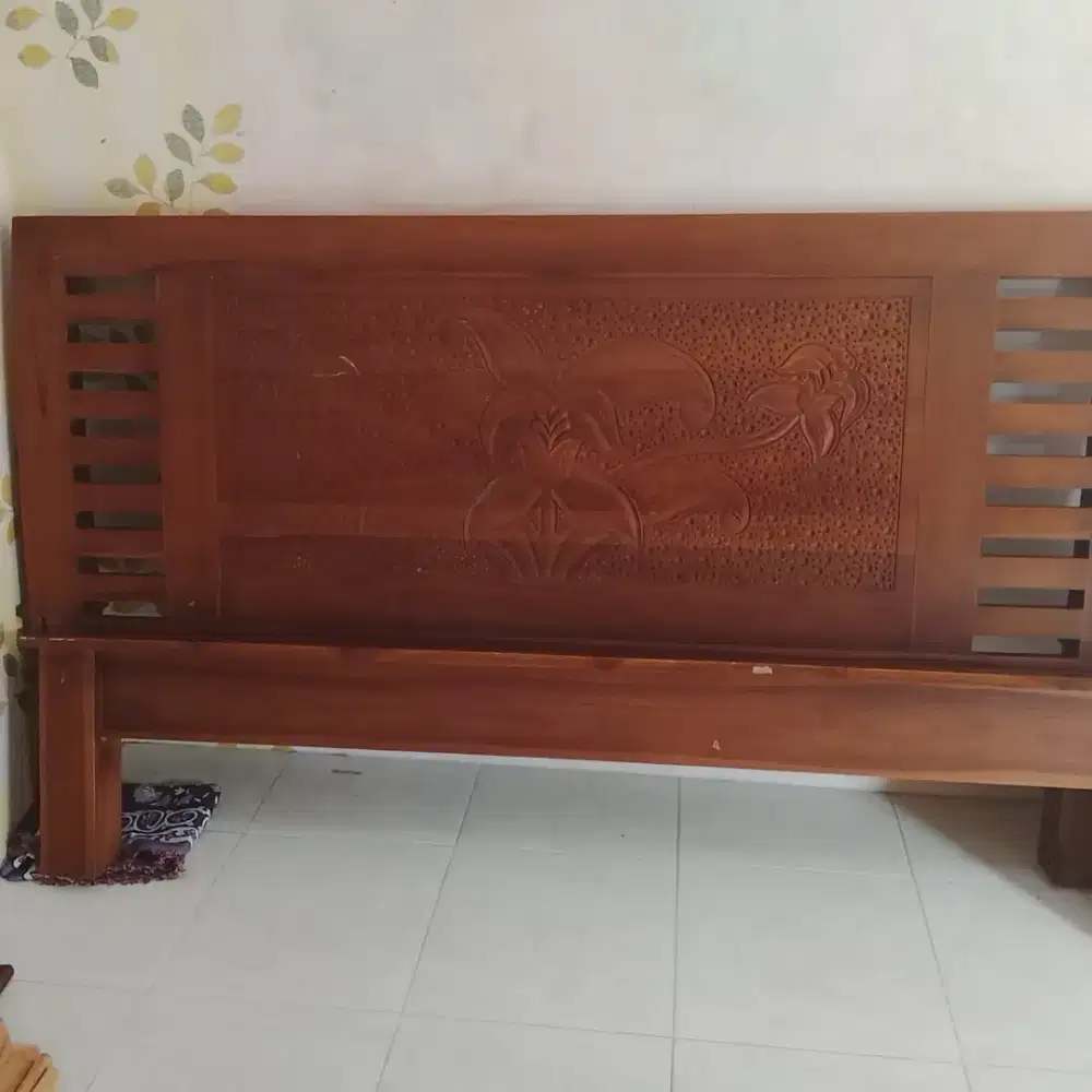 Butuh uang dijual dipan tmpt tidur kayu jati