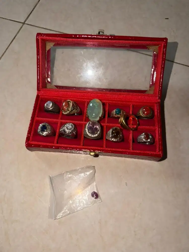 borongan batu cincin ada bacan king sapphire ruby dll plus kotaknya