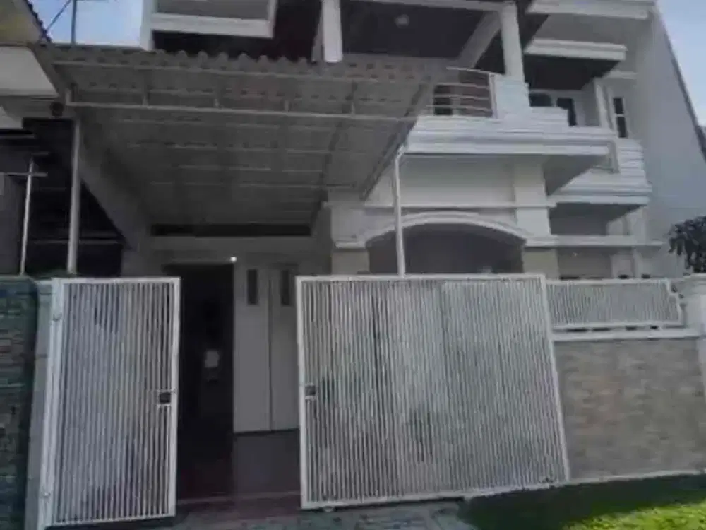 Rumah 2 lantai lokasi di Araya Golf Malang