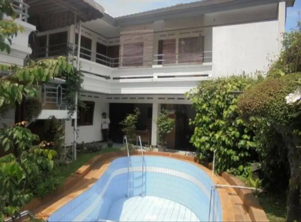 Rumah Terawat Asri Ada Kolam Renang dan Kost di Sayap Dago