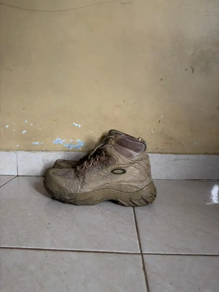 sepatu okley oaklye ori